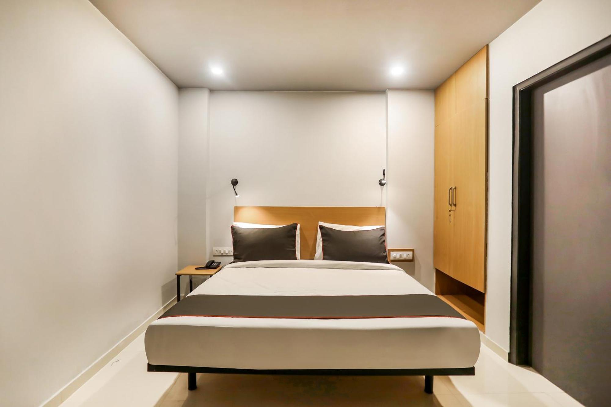 Super Collection O Le Noida Hotel Near Sector 76 Metro Station Exterior foto