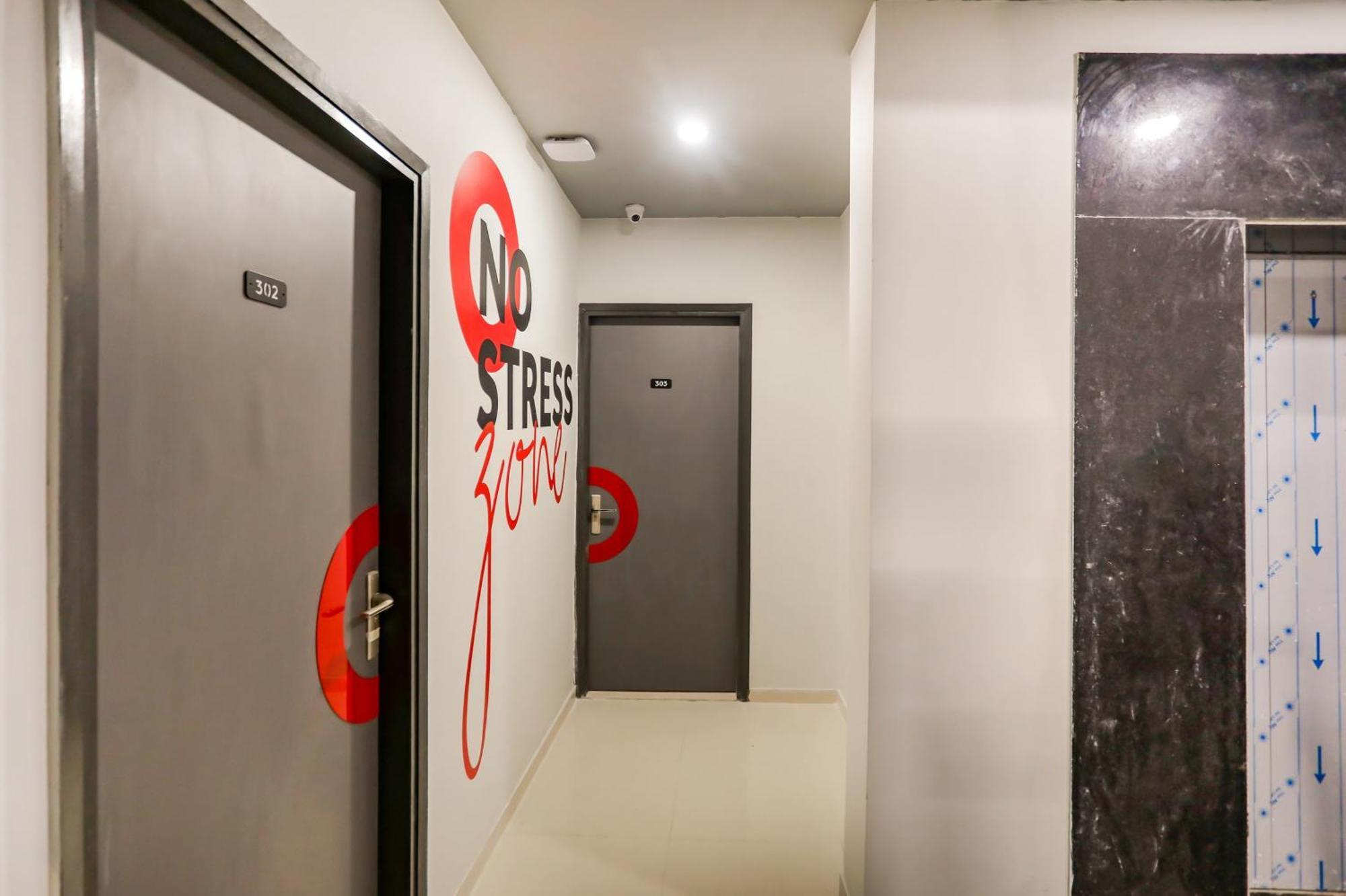 Super Collection O Le Noida Hotel Near Sector 76 Metro Station Exterior foto