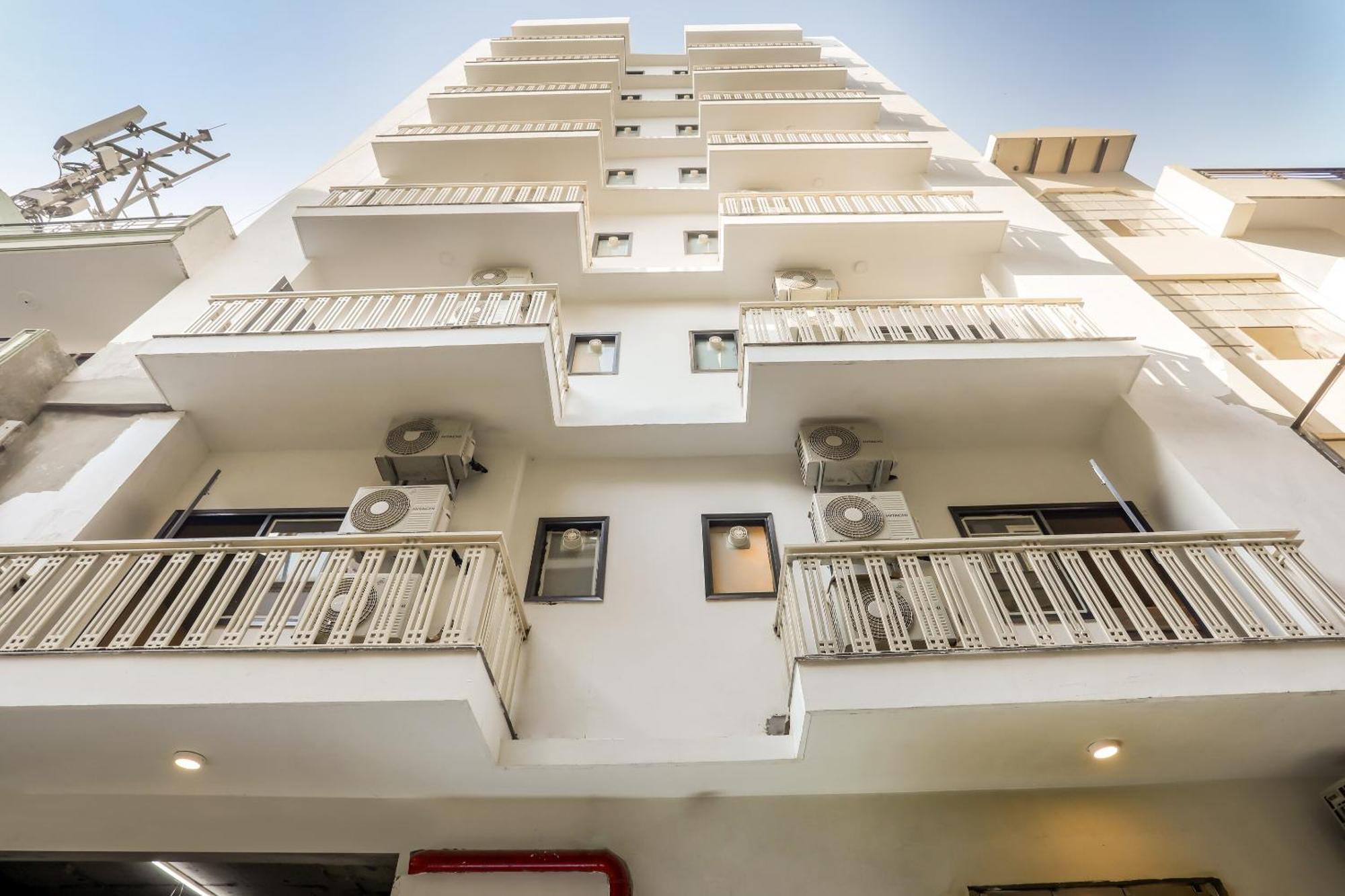 Super Collection O Le Noida Hotel Near Sector 76 Metro Station Exterior foto